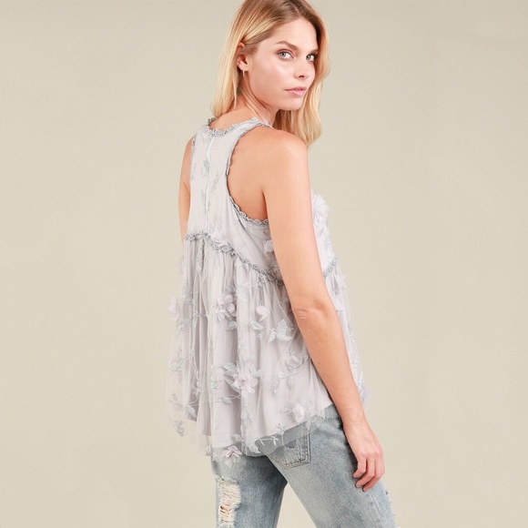 LAST ONE - LARGE Gray Sleeveles Top Flower Detail - Picture 4 of 7